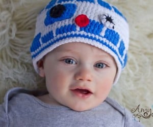 R2D2 Knit Baby Beanie – You baby already sounds like R2 why not get a hat to match.