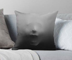 Screaming Face Pillow – Nothing says Halloween like a screaming face in the middle of your living room