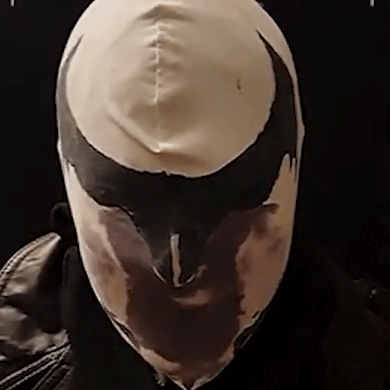 Rorschach Mask With Real Moving Inkblots – The paint changes from black to white with the heat of your breath, so when you breathe it gives the illusion that the pattern